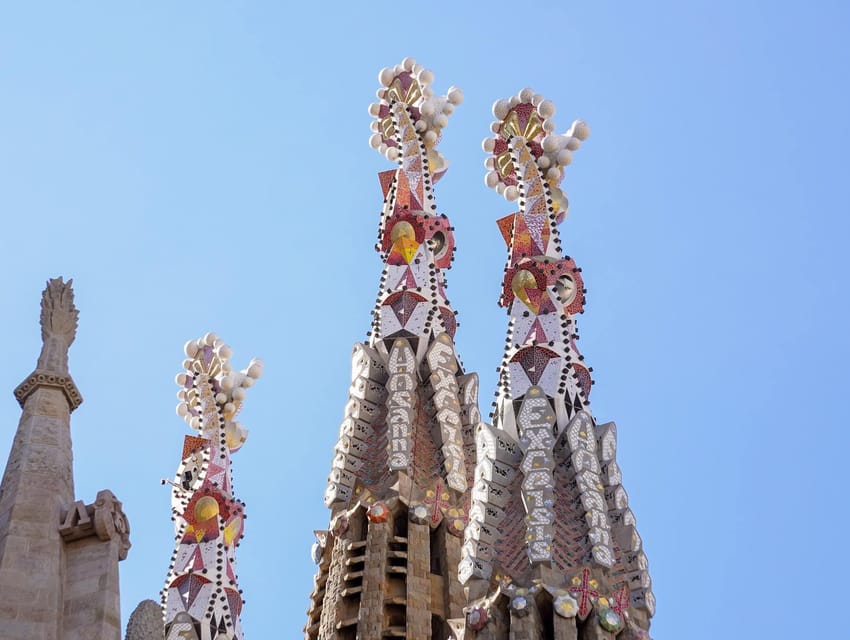 Barcelona: Sagrada Familia with Towers and Park Güell Tour - Walking, sound, and group pace