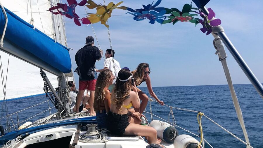 Barcelona: Sailing Trip with Drinks and Snacks - Sailing past Barcelona’s famous sights