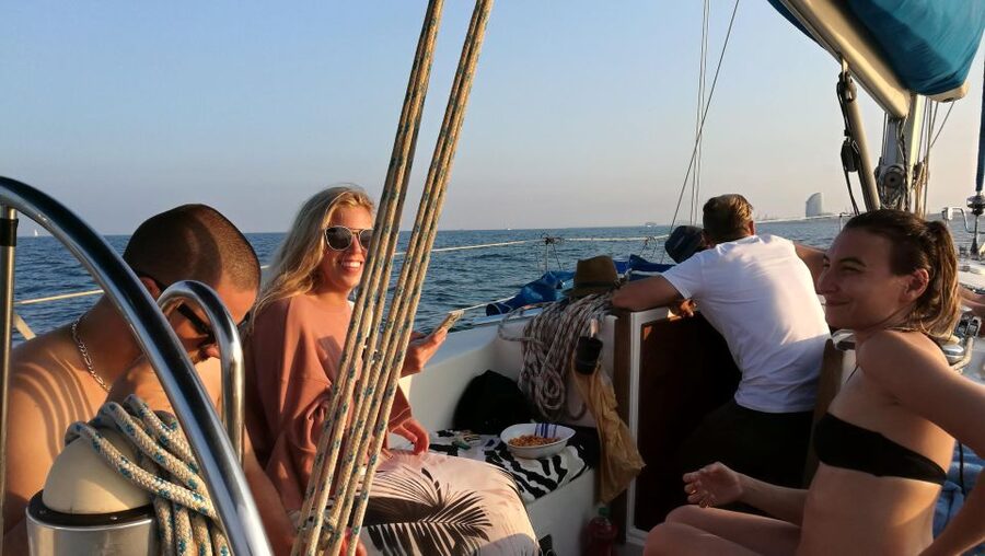 Barcelona: Sailing Trip with Drinks and Snacks - The final sail back to Port Olímpic
