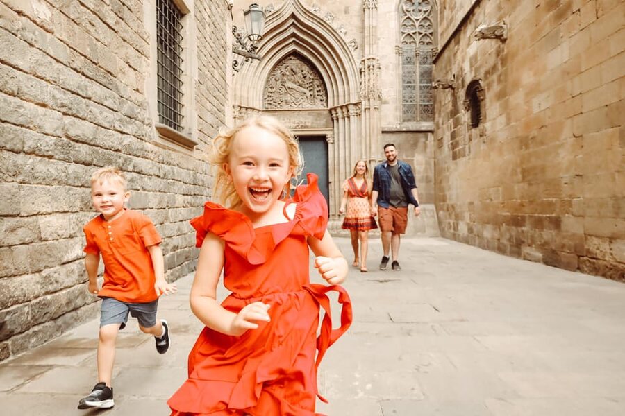 ✅ Barcelona: Sightseeing Professional Photoshoot Session - Ninety minutes in the Gothic Quarter and El Born