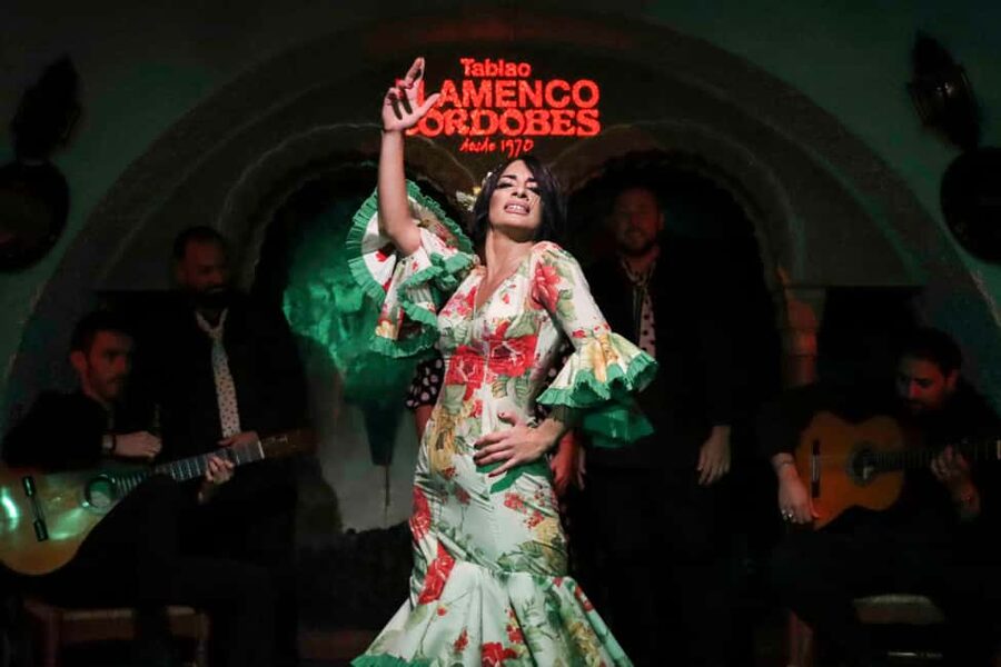 Barcelona: Tablao Flamenco Cordobes Show and Drink in Rambla - Why the close seating works, and when it does not