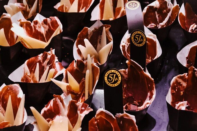Barcelona Tapas Walking Tour: Food, Wine & History - What the food and drink format really gives you