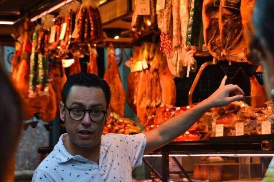 Barcelona: Tapas Walking Tour with Food, Wine, and History - How the group size affects the experience