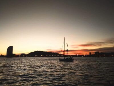 Unique Sunset Sailing Tour with Tapas & Open Bar