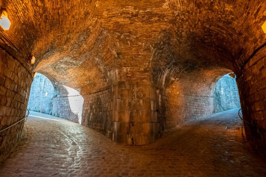Barcelona: Walking tour with Montjuic Castle & Cable Car - Key points at a glance
