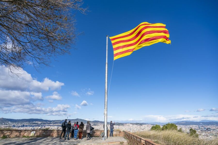 Barcelona: Walking tour with Montjuic Castle & Cable Car - El Raval and Barcelona beyond the postcard