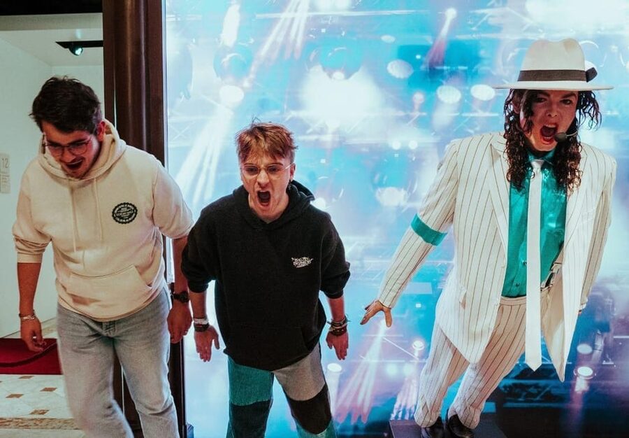 Barcelona: Wax Museum Entry Ticket - Taking photos with famous faces