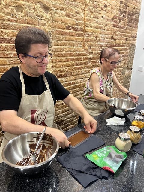 Bean to Bar Chocolate Workshop in Barcelona - Tasting cocoa from different regions