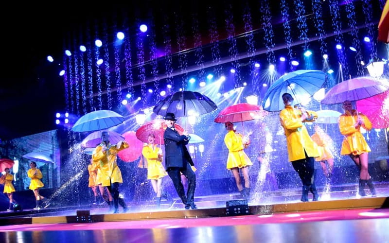 Benidorm: Show at Benidorm Palace - The Elements production and its huge screens