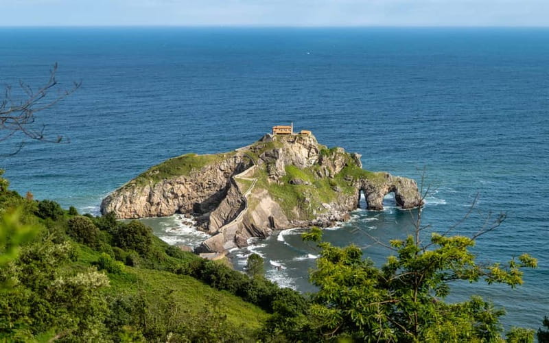 Bilbao: Gaztelugatxe, Bermeo, Mundaka, Gernika, & Wine Tour - Mundaka brings surfing and lunch time