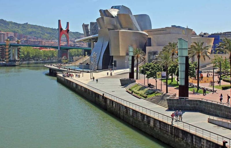 Bilbao: Guggenheim Museum Tour with Skip-the-Line Tickets - Starting outside Frank Gehry’s Guggenheim