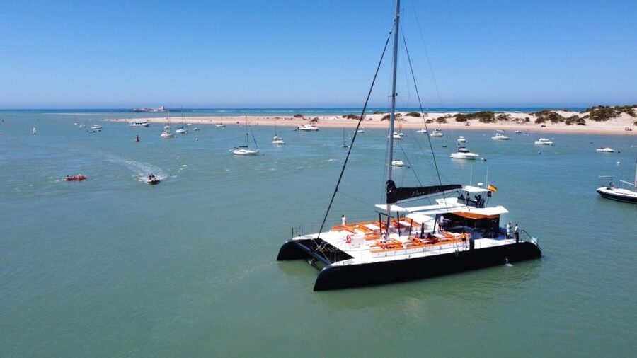 Cádiz: Bay of Cádiz Catamaran Tour with Host - Why Cádiz looks different from the Bay