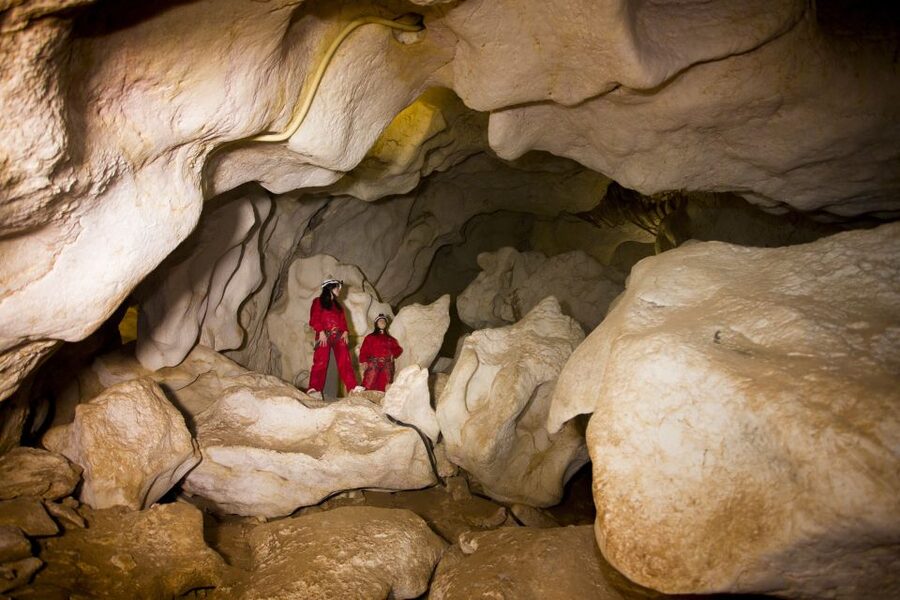 Calasparra: Cueva del Puerto Entry Ticket with Guided Tour - The luminescent minerals room