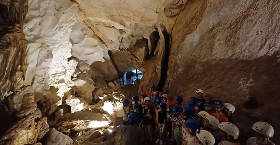 Calasparra: Cueva del Puerto Entry Ticket with Guided Tour - Descending 50 meters below the mountain