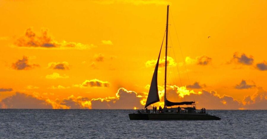Cambrils: Costa Dorada Sunset Catamaran Cruise with Drinks - Setting sail from Cambrils for a Costa Dorada evening