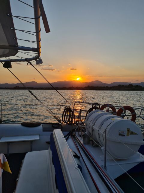 Cambrils: Costa Dorada Sunset Catamaran Cruise with Drinks - Practical details that can make the evening better
