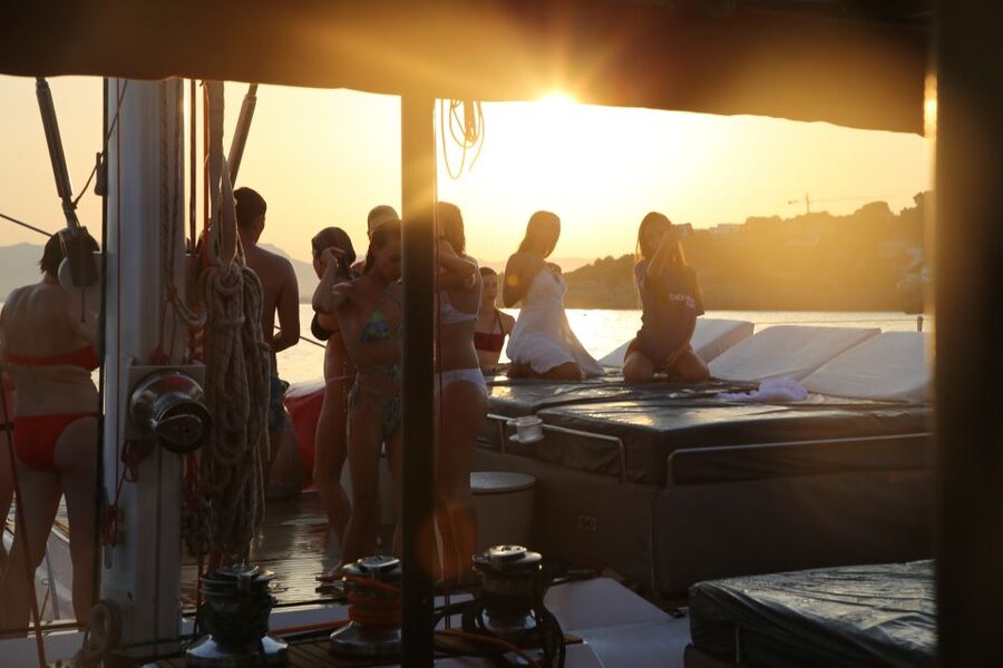 Cambrils: Sunset Catamaran Cruise with Drinks - Key points to know before booking