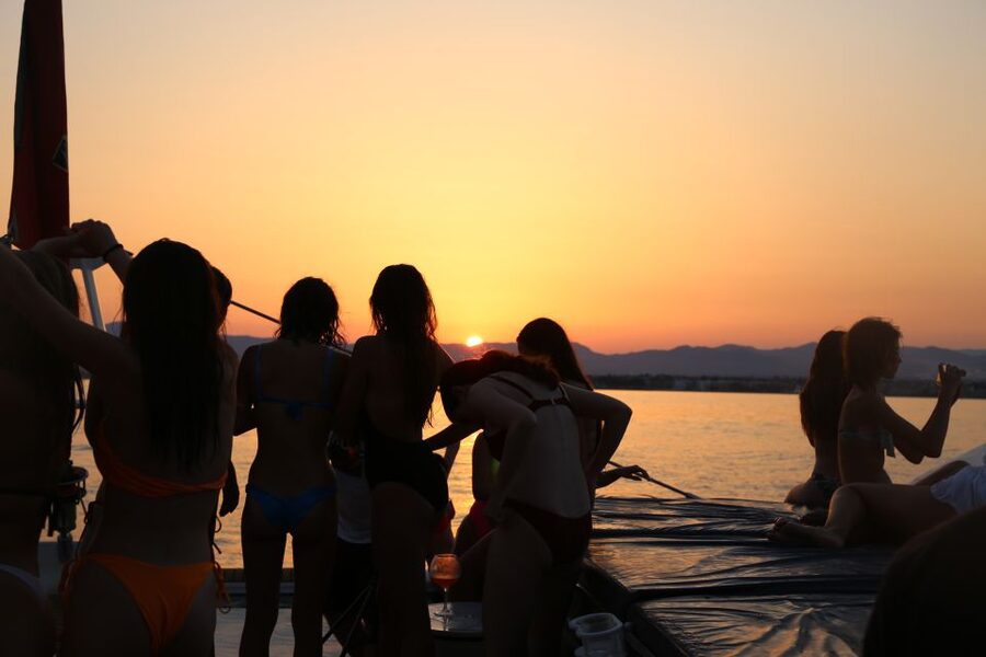 Cambrils: Sunset Catamaran Cruise with Drinks - FAQ