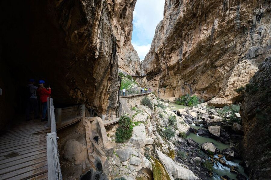 Caminito del Rey: Guided Tour with 1 Drink and Shuttle Bus - What the guides add to the walk