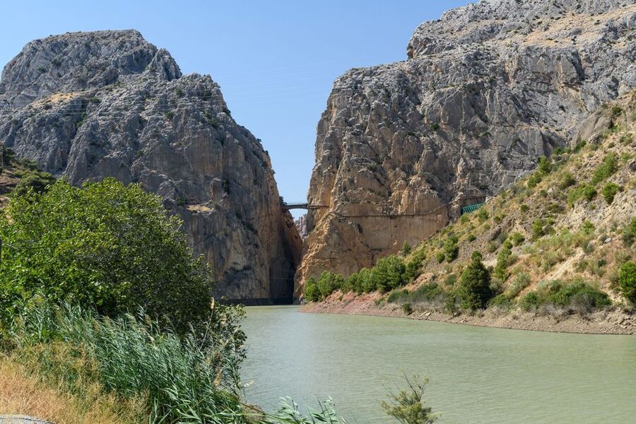 Caminito del Rey: Guided Tour with 1 Drink and Shuttle Bus - Safety briefing, helmets, and the first walking section