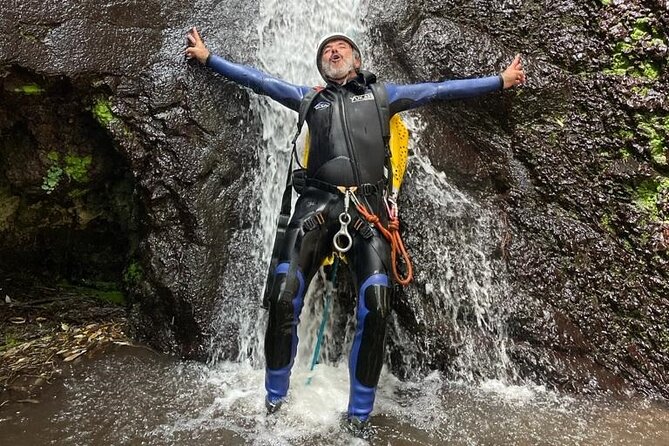 CANYONING aquatic and fun route in Gran Canaria - Hiking into the canyon and getting ready for the ropes
