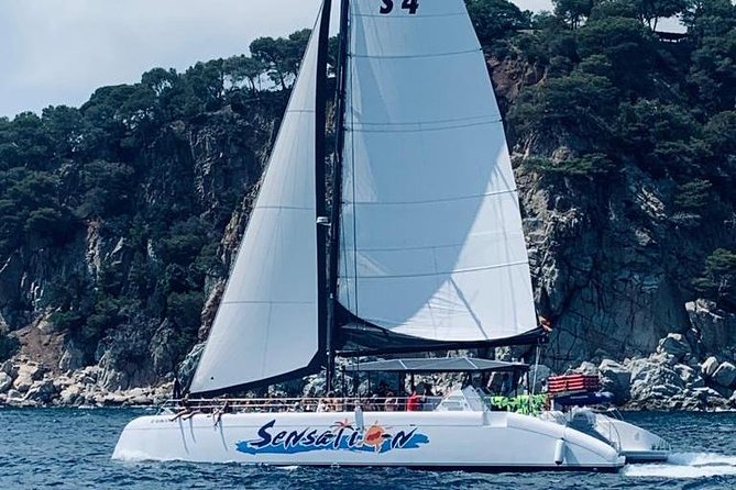 Catamaran ride -Costa Brava with barbecue and drinks. Familiar. - A party boat with room for families