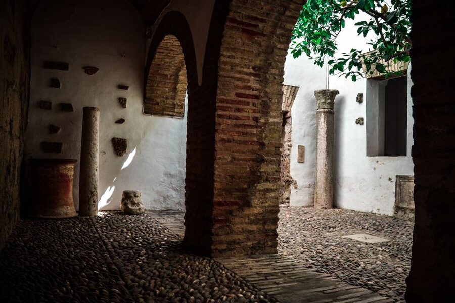Cordoba: Alcázar de los Reyes Cristianos 1-Hour Guided Tour - Guides, languages, and audio equipment