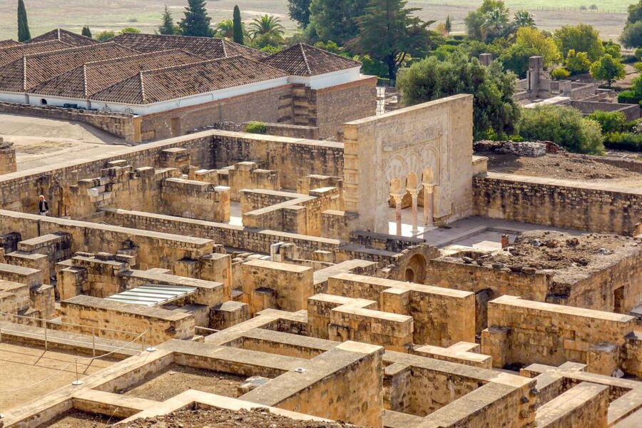 Córdoba: Guided Tour of Azahara Medina - Walking through the palace-city with your guide