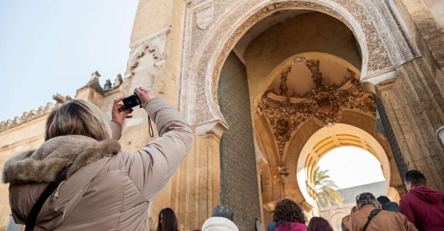 Cordoba: Jewish Quarter and Mosque-Cathedral Guided Tour - The Córdoba Synagogue and its delicate Mudejar detail