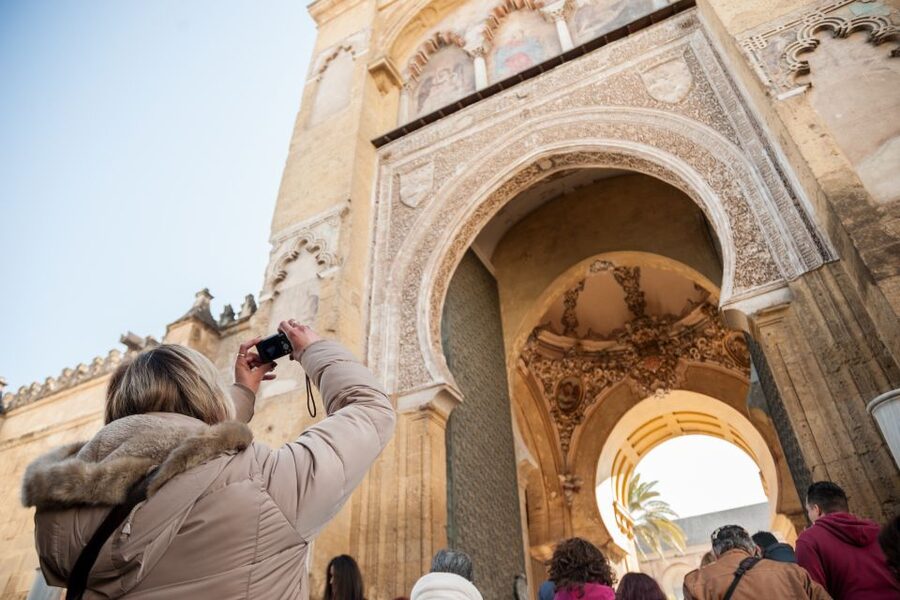 Cordoba: Jewish Quarter and Mosque-Cathedral Guided Tour - Starting near the Monument to the Lovers