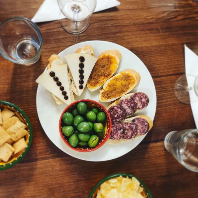 Córdoba: Local Wine Tasting Evening - Four wines and four tapas in one hour