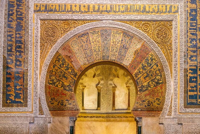 Córdoba: Mosque, Jewish Quarter & Tour with Ticket - Inside the prayer hall, Mihrab, and famous arches