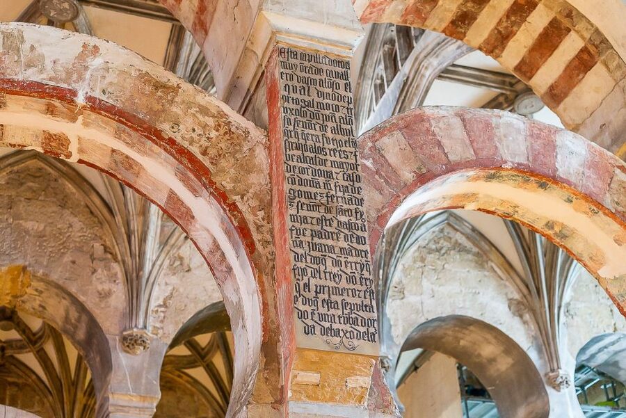 Córdoba: Skip-the-Ticket-Line Mosque-Cathedral Guided Tour - The prayer hall and its famous arches