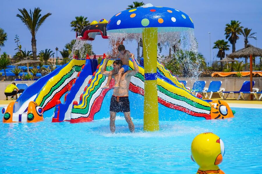 Corralejo: Acua Water Park Entry Ticket - Food, drinks, and the midday slowdown