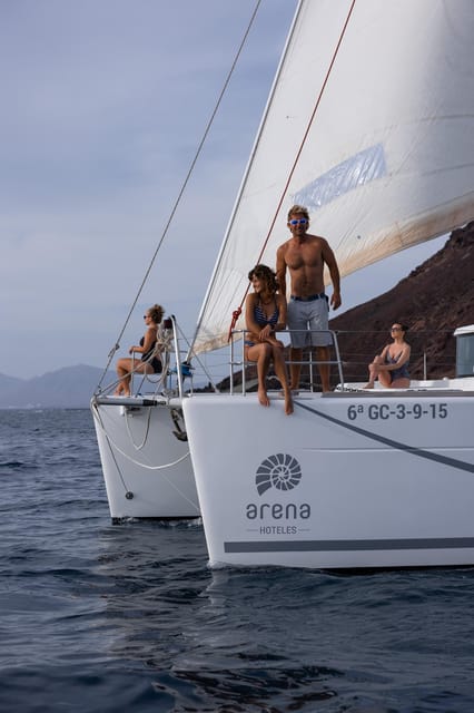 Corralejo: Adults-Only Catamaran Day Trip to Lobos Island - How the small group changes the experience