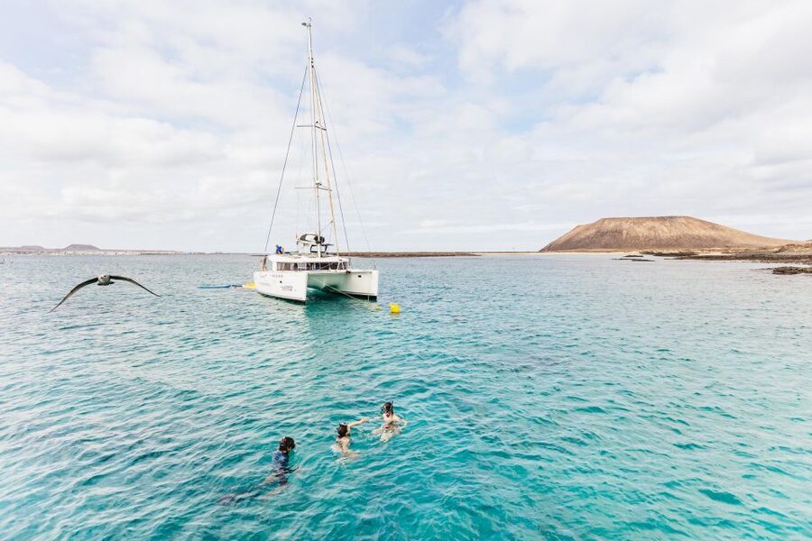 Corralejo: Lobos Island Catamaran Tour with Drinks & Snorkel - Crew service and onboard atmosphere