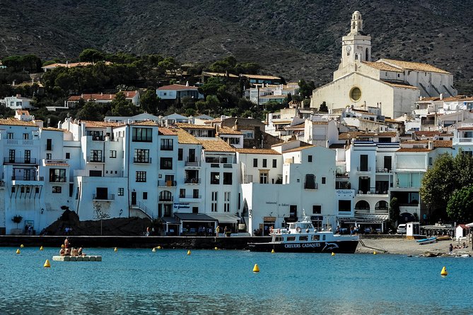 Dali Museum, House & Cadaques Small Group Tour from Barcelona - The minivan ride, guide, and pace