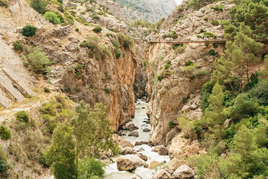 El Chorro: Caminito del Rey Guided Tour with Shuttle Bus - Entering the gorge and starting the hike