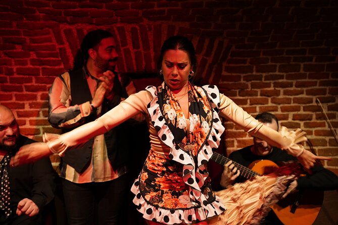 Essential Flamenco: Pure Flamenco Show in the Heart of Madrid - The room, temperature, and atmosphere