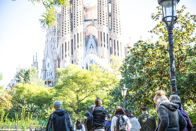 Fast Track Sagrada Familia Guided Tour - Language, headsets, and group size