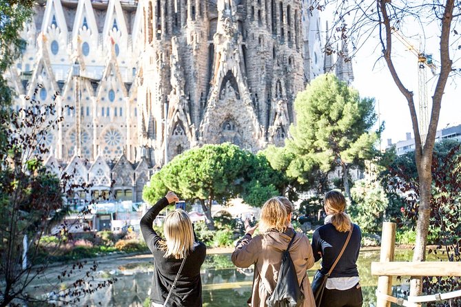 Fast Track Sagrada Familia & Park Guell the best of Gaudí - Why Gaudí works best as a two-stop story