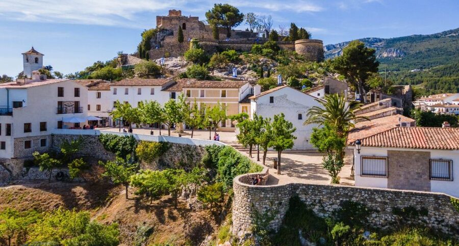 From Alicante/Benidorm: Guadalest & Algar Waterfalls Tour - Guadalest: a castle above the valley