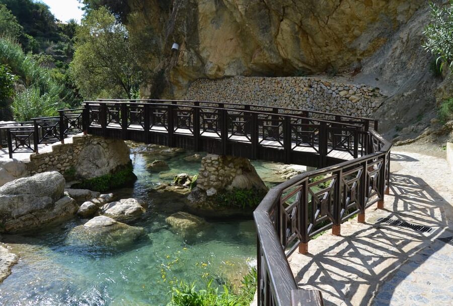 From Alicante/Benidorm: Guadalest & Algar Waterfalls Tour - Timing, crowds, and the best season