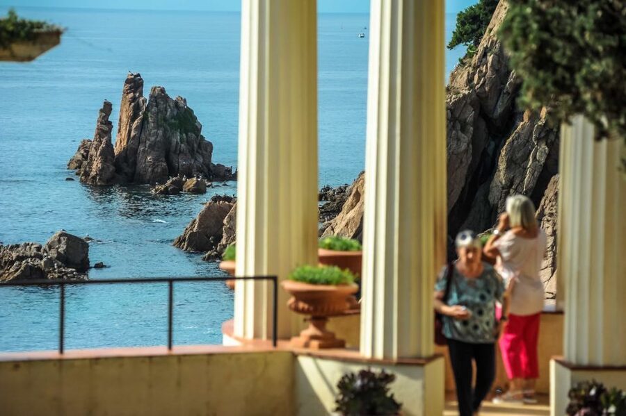 From Barcelona: Costa Brava Day Tour with Lunch - Who should book this Costa Brava tour