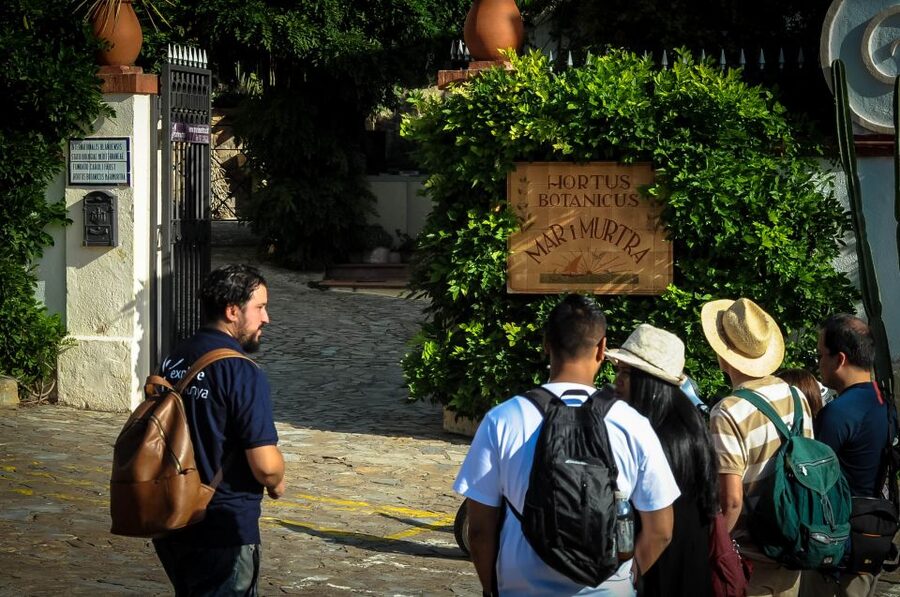 From Barcelona: Costa Brava Day Tour with Lunch - Guides, pacing, and the group experience