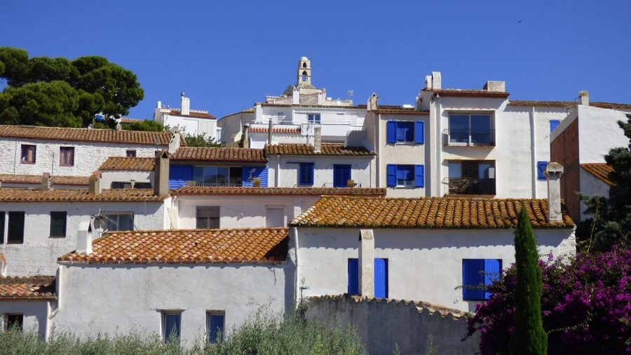 From Barcelona: Girona, Figueres, Dalí Museum, and Cadaqués - Guides, languages, and the pace of the day