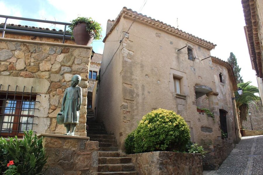 From Barcelona: Tossa de Mar Day Tour with Beach Time - Lunch with a Costa Brava view