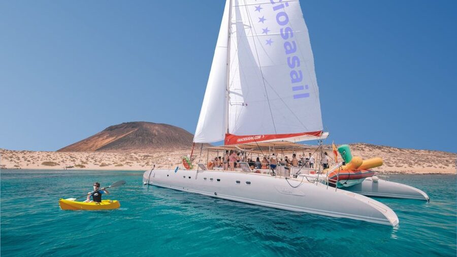 From Lanzarote: Sailing Day Trip Around La Graciosa - Why La Graciosa makes a good boat trip
