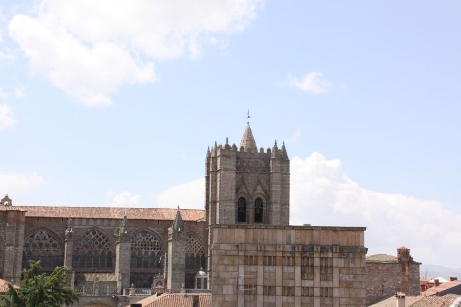 From Madrid: Avila and Segovia Full-Day Tour - The included Ávila pause
