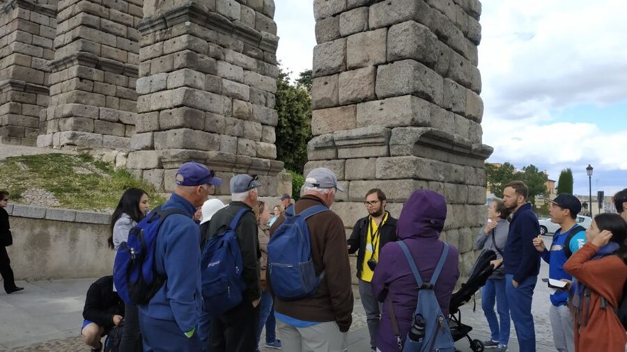From Madrid: Ávila and Segovia Guided Day Trip - The bilingual guide format